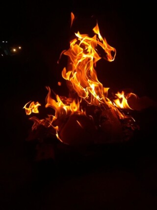 كذلك صور نار مشتعلة.