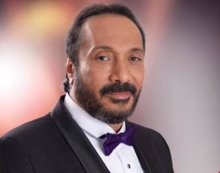 كذلك خلفيات الفنان على الحجار.