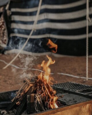 كذلك صور نار مشتعلة.