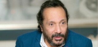 كذلك خلفيات الفنان على الحجار.