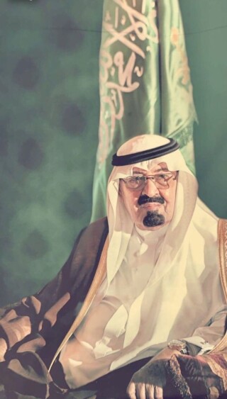 كذلك صور خادم الحرمين الشريفين.