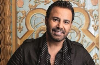 كذلك خلفيات المطرب عاصي.