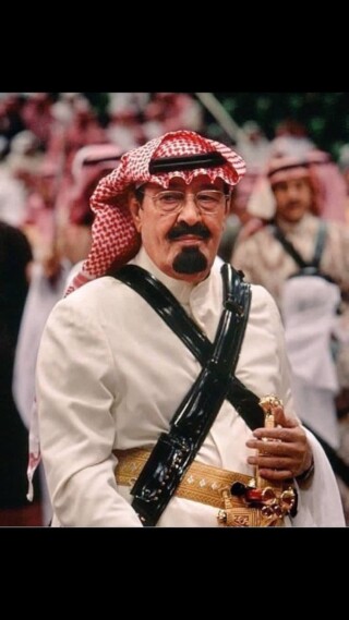 كذلك صور خادم الحرمين الشريفين.